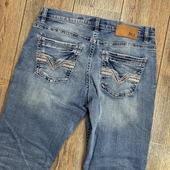 BKE Tyler Mens Jeans Blue Wash Straight Leg Size 32x30 Distressed Denim - Picture 2 of 9